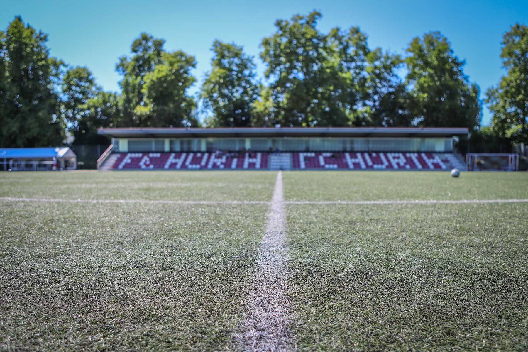 Blick über den Kunstrasenplatz des FC Hürth